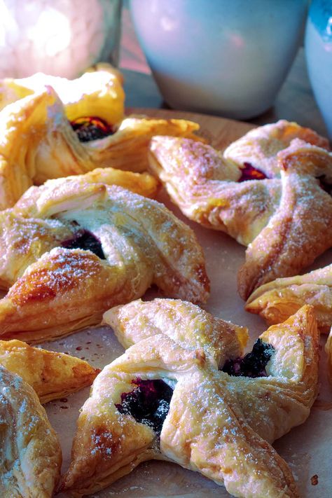 Vegan blueberry puff pastry breakfast pinwheels Puff Pastry Jam, Blueberry Puff Pastry, Breakfast Pinwheels, Puff Pastry Breakfast, Poppy Seed Recipes, Vegan Breakfast Muffins, Homemade Blueberry Jam, Pastry Breakfast, Puff Pastry Pinwheels