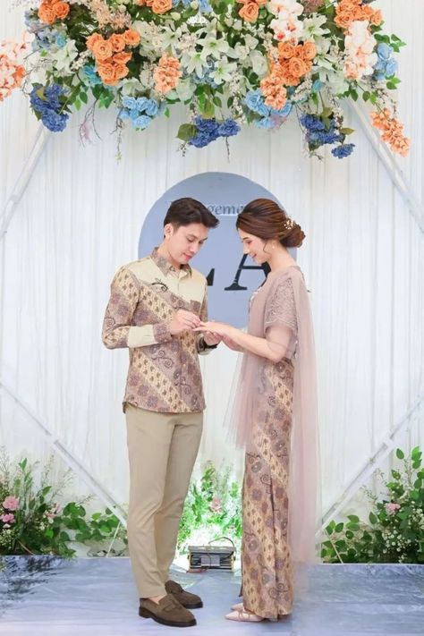 Foto Pertunangan, Ide Pose, Outfit Kondangan, Engagement Photography Poses, Akad Nikah, Foto Shoot, Beauty Photoshoot, Batik Fashion, Engagement Photo Poses