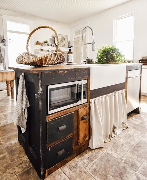 A view I don’t show much and I really don’t know why since it’s actually one of my favorites ❤️ and this vintage store counter island still… Vintage Sink Kitchen, Farmhouse Sinks Kitchen, Antique Kitchen Sink, Free Standing Kitchen Sink, Vintage Kitchen Island, Kitchen Island Sink, Vintage Kitchen Sink, Vintage Farmhouse Sink, Farmhouse Bathroom Sink