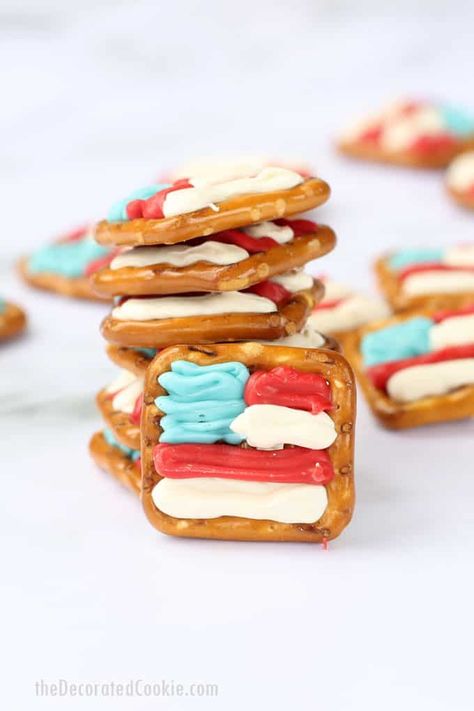 These chocolate-covered American flag pretzels are easy, no-bake summer treats using pretzels and red, white, and blue candy melts-- 4th of July pretzels recipe. #4thofJuly #Desserts #nobake #FlagPretzels #chocolatecoveredpretzels #4thofJulypretzels Red White And Blue Candy, Homemade Trail Mix, Patriotic Food, Cake Pop Sticks, Pretzels Recipe, Fourth Of July Food, Dessert Dips, Blue Candy, Easy Snack Recipes