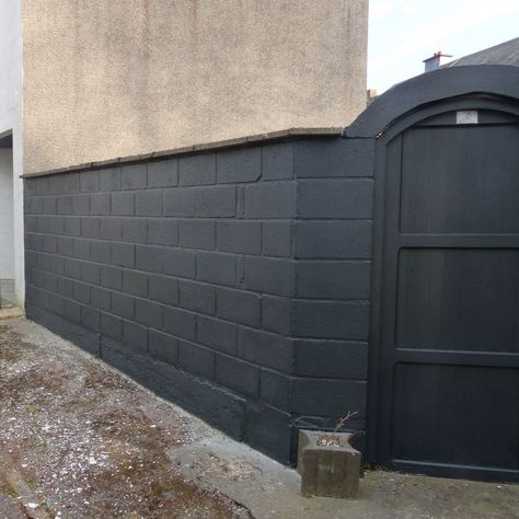 Black Wall Backyard, Black Cinder Block Wall, Brick Wall Gardens, Black Brick Wall, Concrete Block Walls, Cinder Block Garden, Cinder Block Walls, Alex A, Sweet Home Design