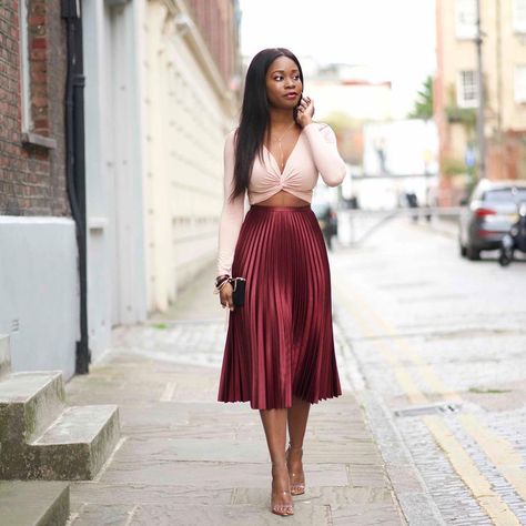 This Metallic Pleated Skirt Trend is Going Nowhere Soon How To Style Pleated Skirt, Bae Outfits, Pleated Skirt Outfit Ideas, Long Pleated Skirts, Sunday Ideas, Pleated Skirt Outfit, Metallic Pleated Skirt, Outfit Invierno, Pleated Long Skirt