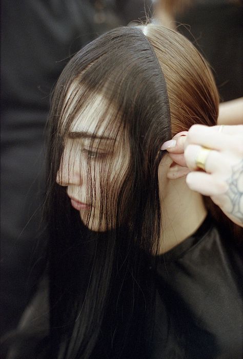 PFW Backstage: YOHJI YAMAMOTO Fall Winter 2020.21 Fashion Show Long Hair Editorial, Pelo Editorial, Avantgarde Fashion, Hair Editorial, Bright Pink Hair, New Hair Color Trends, Avant Garde Hair, Runway Hair, Editorial Hair