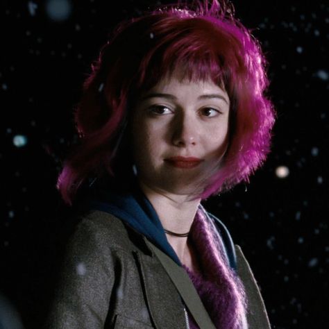 Mary Elizabeth Winstead - Ramona Flowers Ramona Scott Pilgrim, Characters With Pink Hair, The Flying Nun, Scott Pilgrim Vs The World, Scott Pilgrim Comic, Ramona Flowers, Manic Pixie Dream Girl, Scott Pilgrim Vs. The World, World Movies