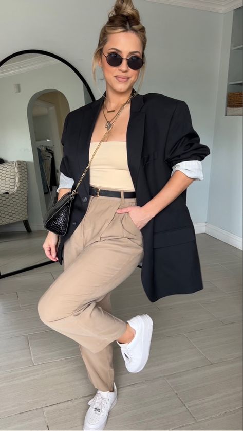 Blazer Outfits Casual, Look Office, Beige Outfit, Elegante Casual, Smart Casual Outfit, Casual Work Outfits, Blazer Outfits, Business Casual Outfits, Black Blazer