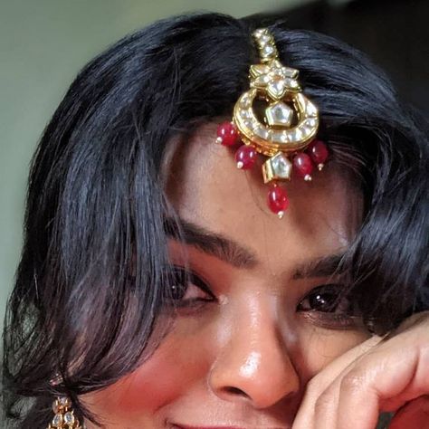 Shalini Mandal on Instagram: "Indian wear, big earrings, curtain bangs & Maang Tikka : HOW TO STYLE CURTAIN BANGS 101 .. #curtainbangs #indianwear #redlips #redismycolor #indianfashion #ethnicfashion" Maang Tikka, Big Earrings, Curtain Bangs, How To, How To Style, Indian Wear, Bangs, On Instagram, Quick Saves