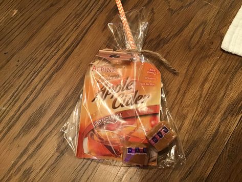 Apple Cider Packet Gift, Apple Cider Gift Bags, Caramel Apple Treat Bags, Apple Cider Favors, Apple Cider Gift Ideas, November Teacher Treats, Small Fall Gifts, Thanksgiving Goodie Bags For Adults, Fall Treats For Coworkers