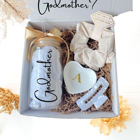 Looking for a unique and thoughtful Godmother Proposal? Look no further than our godmother gift featuring a personalized glass tumbler and ring dish. This godmother proposal is the perfect way to ask that special someone to become the godmother to your little one or to show how much you appreciate her.  MADRINA PROPOSAL INCLUDES: * 1x Personalizable Glass Tumbler. 16 fl. oz. (Printed on one side). * 1x Glass straw. * 1x Bamboo lid. * 1x Heart-shaped Ceramic Ring Dish (3") personalized with her i God Mommy Proposal, Will You Be My Godmother Proposal, Godmother Proposal Ideas Diy, Will You Be My Godmother, Madrina Proposal Ideas, Padrinos Proposal, Godparents Proposal Ideas, Godmother Proposal Ideas, Godmother Tumbler