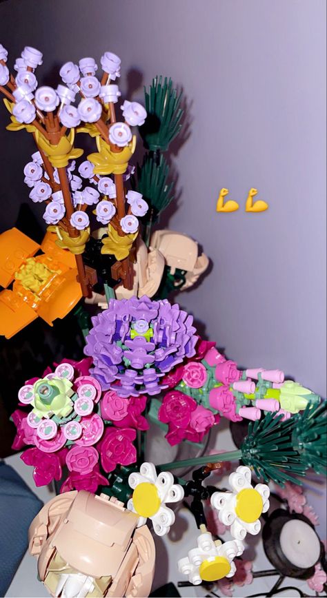 Bunga Lego, Apartment Decor Pink, Aesthetic Flower Bouquet, Lego Room Decor, Easy Lego Creations, Fall Apartment Decor, Mini Bricks, Lego Flowers, Barbie Halloween