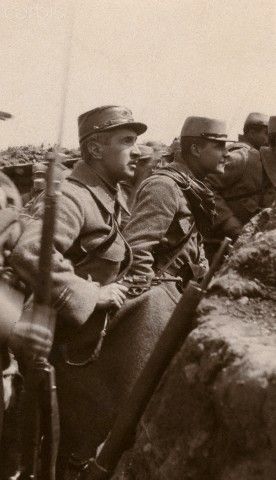 15 September - 4 November 1915 - Third Battle of Artois. French soldiers ready to start the attack on Notre-Dame-de-Lorette - The 1st Battle of Artois was from December 1914 through January, 1915. The 2nd Battle of Artois, of which the British contribution was the Battle of Aubers Ridge, was fought on 9 May. It was the final allied offensive of the spring of 1915, followed by a lull in the fighting until September. Romanian Revolution, Military Uniforms, Literature Art, Military Uniform, Military History, First World, Soldier, Old Things, Germany