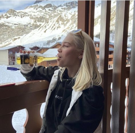 Afterski Outfit, Ski Hairstyle, Short Blond Hair, Chalet Girl, Ski Aesthetic, Winter Things, Winter Inspo, Europe Winter, Ski Season