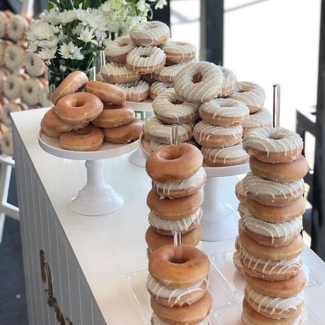 Donut Cake Ideas, White Party Food, Wedding Cupcakes Display, Breakfast Grazing Table, Doughnut Wedding, Doughnut Tower, Engagement Photos Bride, Doughnuts Wedding, Diy Wedding Cupcakes