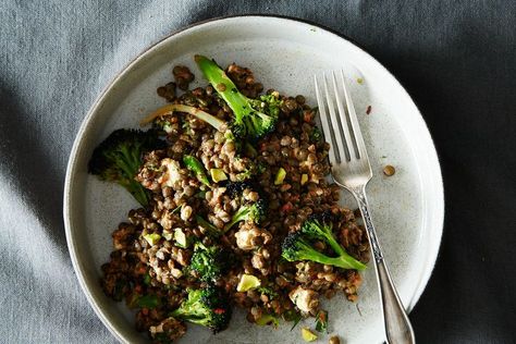 Charred Broccoli and Lentil Salad #recipe Pepper Dressing, Salad Meals, Charred Broccoli, Lentil Salad Recipes, French Green Lentils, Vegetarian Mains, Cleaner Eating, Lentils Beans, Recipes Salads