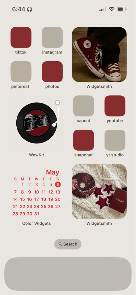 Red Phone Screen Aesthetic, Red Iphone Widget Aesthetic, Red Star Homescreen, Cream And Red Homescreen, Wine Red Homescreen, Phone Cases That Look Good With Red Phones, Classical Art Homescreen Layout, Red Ios Homescreen Ideas, Dark Red Ios 16 Wallpaper