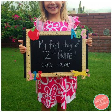 School Sign Ideas, First Day School Sign, Last Days Of School, Diy Chalkboard Sign, First Day Of School Pictures, Printable School, First Day Of School Sign, Awesome Crafts, Diy Back To School