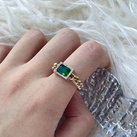 Pinky Rings For Women, Ring Rectangle, Chain Ring Gold, May Birthstone Rings, Emerald Rings, Green Emerald Ring, Emerald Ring Gold, Chic Vibes, Celebrity Engagement Rings