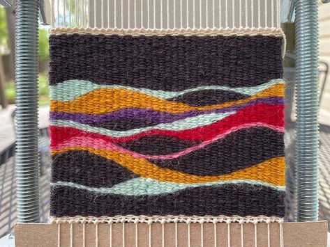 Loom Weaving Wall Art, Small Weaving Projects, Tapestry Weaving Ideas, Tapestry Weaving Techniques, Frame Loom Weaving, Tapestry Loom Weaving, Art Yarn Weaving, Weaving Patterns Design, Contemporary Tapestries