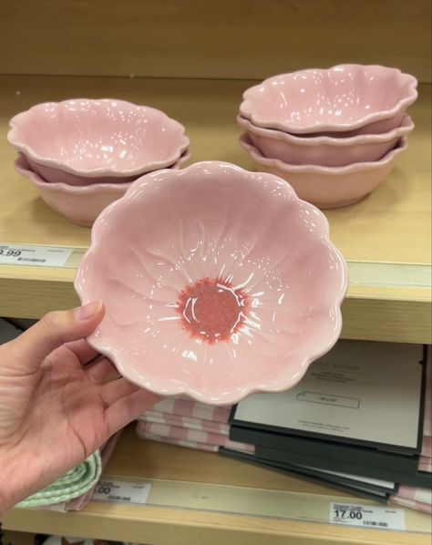 Pink bowl in the shape of a flower. Flower Pottery Bowl, Ceramics Ideas Pottery Bowl, Cute Pinch Pots, Flower Bowl Ceramic, Ceramic Flower Bowl, Clay Bowls Ideas, Pinch Ceramics, Pinch Pot Designs, Clay Bowl Ideas