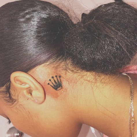 rollie crown Small Crown Tattoos, Back Ear Tattoo, Tattoos Behind Ear, Crown Tattoos For Women, Small Crown Tattoo, Crown Tattoos, Black Color Hairstyles, Small Crown, Hairstyles Black Hair