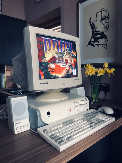 Retro Pc Setup, Old Pc Aesthetic, Crt Setup, 90s Computer Aesthetic, Old School Computer Aesthetic, Old Computer Aesthetic, 90s Computer, Small Room Setup, Old Pc