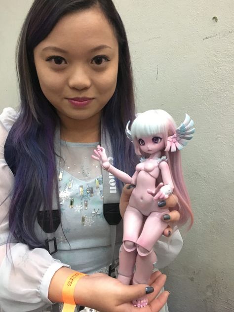 Pic taken from Murasakikaba! Another size comparison of Airelle in my hands. It was so great to hold her! T_T A dream come true! She belongs to Enaibi! Hand Comparison, Bjd Dolls Girls, Art Toys Design, Fantasy Art Dolls, Kawaii Doll, Dream Doll, Anime Figurines, Art Dolls Handmade, A Dream Come True