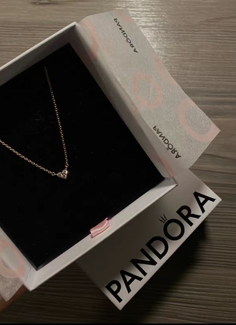 Xoxo Jewelry, Pandora Bracelet Designs, Best Friend Pictures Tumblr, Pandora Heart, Pandora Necklace, Pretty Jewelry Necklaces, Gold Rings Simple, Dope Jewelry, Pink Girly Things