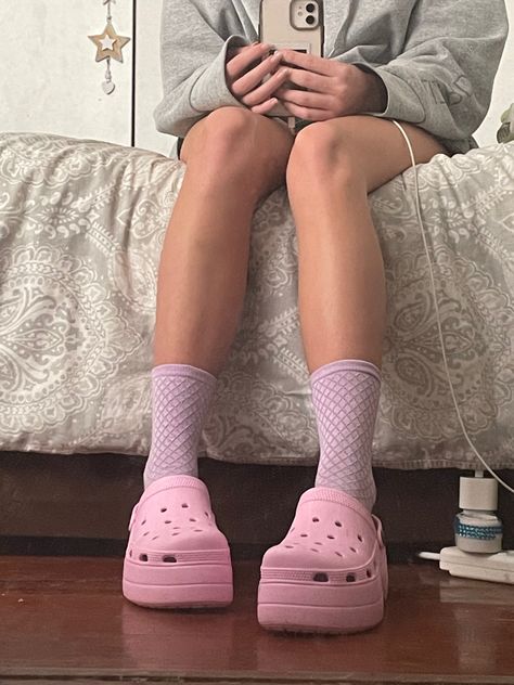 Pink Platform Crocs Outfit, Platformed Crocs, Chunky Crocs Outfit, Crocs Platforms Outfit, Pink Platform Crocs, Platform Crocs Outfits, Pink Crocs Outfit, Croc Fits, Crocs Platforms