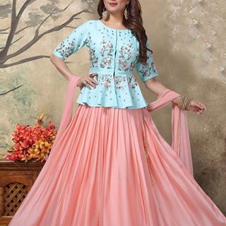 Blouse Trend (@lehengaaz) • Instagram photos and videos Gaun Peplum, Lehenga Sari, Choli Blouse Design, Orang India, Simple Kurta, Sari Lehenga, Long Blouse Designs, Lehenga Choli Designs, Choli Dress