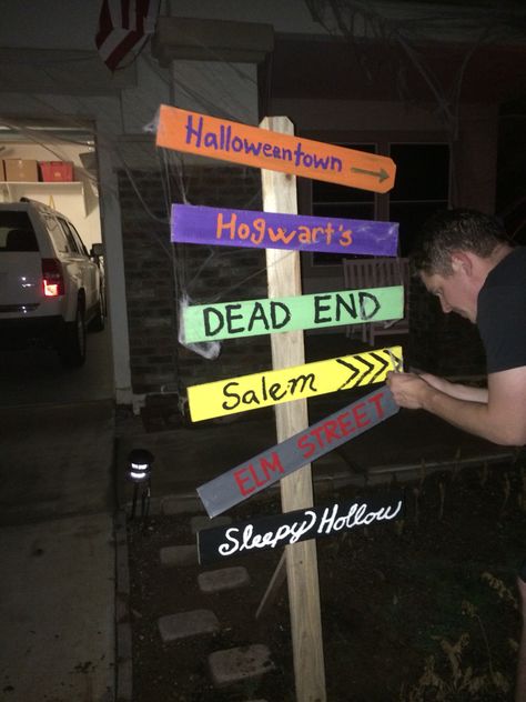 Halloweentown Decorations, Salem Halloween Decor, Sleepy Hollow Halloween, Salem Halloween, Halloween Classroom, Easy Halloween Decorations, Spooky Szn, Dead End, Halloween Sign