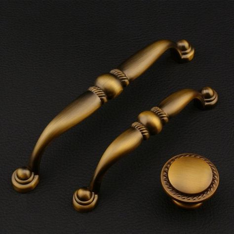 Dresser Pulls Handles Knobs Drawer Knobs Pulls Handles Cabinet Knobs Pulls… French Vintage Bathroom, Kitchen Hardware Pulls, Vintage Cabinet Hardware, Brass Kitchen Hardware, Antique Knobs, Vintage Drawer Pulls, Dresser Knobs And Pulls, Coffee Vintage, Brass Cabinet Pulls