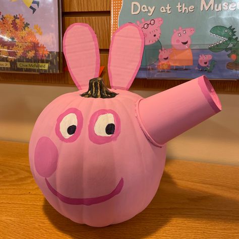 Peppa Pig Pumpkin, Pig Pumpkin, C Activities, Book Character Pumpkins, Character Pumpkins, Pumpkin Books, Pig Character, Pumpkin Contest, Trunk Or Treat Ideas