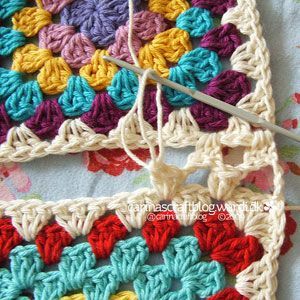 seamless granny square join - crochet tutorial for beginners Join Granny Squares, Joining Crochet Squares, Joining Granny Squares, Crocheted Squares, Motifs Granny Square, Granny Square Haken, Granny Square Projects, Crochet Free Patterns, Confection Au Crochet