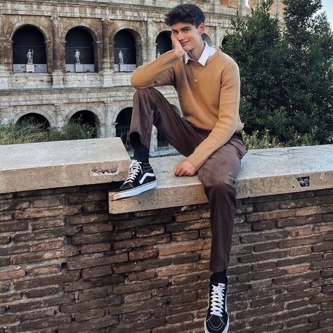 College Outfit Ideas Student, Poses Lighting, Look Good In Photos, Moritz Hau, Inheritance Games, College Guys, The Colosseum, Mens Trendy Outfits, Mens Fashion Casual Outfits