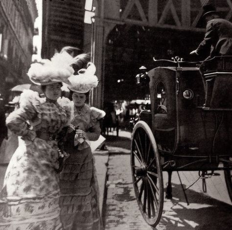 Victorian Darlings on Instagram: “Two well-dressed ladies standing on the sidewalk next to a hansom cab in New York City, ca. 1890s.  Found on Pinterest / Vintage Everyday.…” Nyc History, Victorian Life, Old Photography, Vintage Everyday, Vintage New York, Historical Pictures, Vintage Pictures, Street Scenes, Belle Epoque