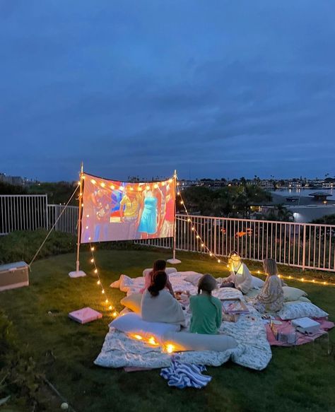 Movie Sleepover, The Scary Movie, Canon Event, Pj Party, Spooky Movies, Garden Party Birthday, Scary Movie, Cute Friend Pictures, Outdoor Movie