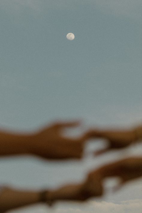 Reiki Asthetic, Couple Film Photoshoot, Dreamy Couple Photoshoot, Engagement Film Photos, Full Moon Photoshoot, Cinematic Couple Photoshoot, Couples Photoshoot Night, Beach Photoshoot Ideas Couples, Dreamy Couples Photography