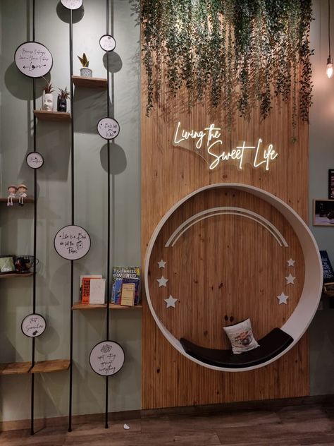 Insta Corner Ideas, Cafe Statement Wall, Instagram Wall Restaurant, Bakery Wall Design, Selfie Wall Design, Area Instagramavel, Instagram Wall Ideas, Cafe Wall Design, Selfie Wall Ideas