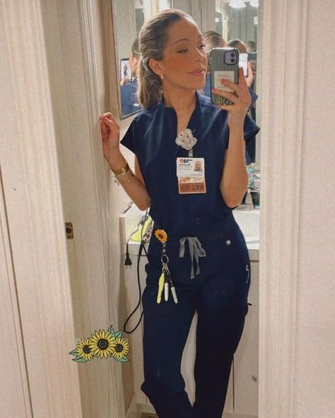 Pregnant Nurse Outfit, Nursing School Fits, Figs Nurse Aesthetic, Figs Outfit Scrubs, Nursing School Outfit Ideas, Figs Scrubs Aesthetic, Cna Outfits, Cute Nursing Outfits, Nurse Ootd