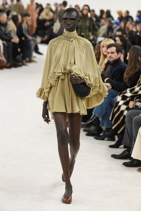 Chloé Fall 2024 Ready-to-Wear Runway, Fashion Show & Collection Review [PHOTOS] Runway Fashion Looks, Chloe Fashion, Best Winter Outfits, Fall Winter Trends, Boho Trends, Fall Lookbook, Show Collection, Boho Chic Outfits, Runway Trends