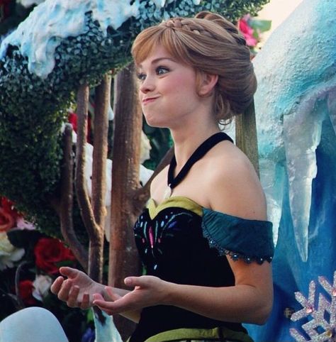 Anna Disney Character Cosplay, Character Cosplay, Disney World Characters, Disney Face Characters, Princess Anna, Disney Cosplay, Face Characters, Disney Life, Disney Character