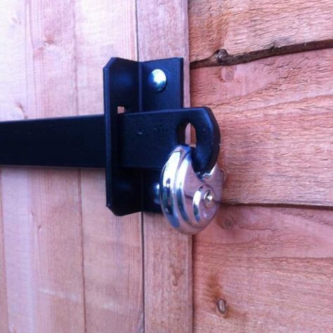 Shed Door Lock Ideas, Diy Shed Door, Shed Door Lock, Shed Security, Diy Dog Gate, Diy Lock, Corner Sheds, Barn Door Locks, Shed Office