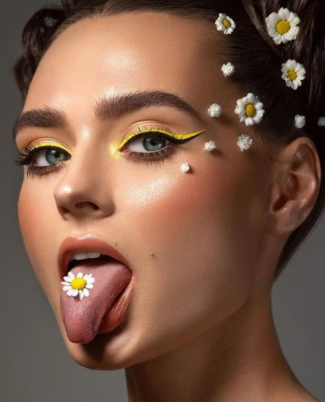 Amazing 🌼💛 Creative Makeup Photography, Queen Of Hearts Makeup, Fashion Editorial Makeup, Yellow Eye Makeup, Yellow Makeup, Flower Makeup, Photoshoot Makeup, Fairy Makeup, Makeup Guide