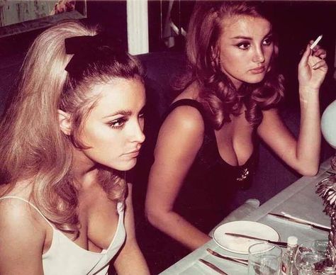 Retro Ponytail, 60s Hairstyles, Barbara Bouchet, 60s Aesthetic, Fashion 60s, 1960s Hair, Model Tips, 60s Hair, 70s Hair