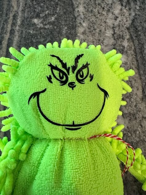 How To Make A Grinch, Dollar Tree Grinch Diy, Grinch Crafts Diy, Grinch Board, Grinch Diy, Diy Grinch, Car Wash Mitt, Grinch Crafts, Scary Halloween Decorations Diy