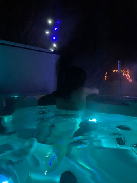 Jacuzzi Aesthetic Night, Fake Story Motel, Hot Tub Pictures Poses Night, Jacuzzi Pics, Jacuzzi Aesthetic, Hot Tub Aesthetic, Miami City, Pool Picture, Snap Friends