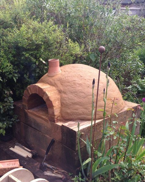 How to build a wood-fired pizza oven Clay Pizza Oven, Brick Pizza Oven Outdoor, Pizza Oven Plans, Pizza Oven Outdoor Diy, Backyard Pizza Oven, Build A Pizza Oven, Cob Oven, Oven Diy, Wood Burning Pizza Oven