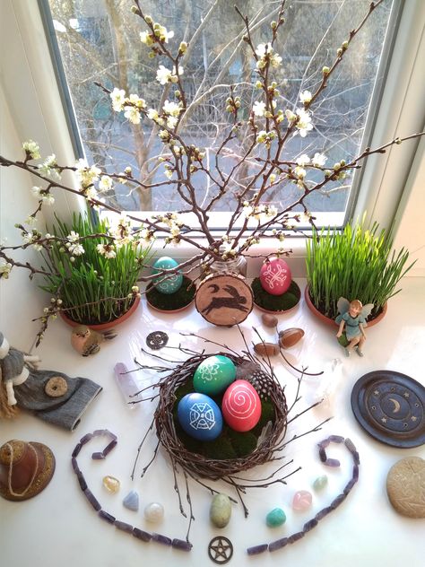 Ostara Altar, Wicca Holidays, Pagan Alter, Imbolc Ritual, Pagan Calendar, Pagan Festivals, Pagan Crafts, Vernal Equinox, Pagan Altar