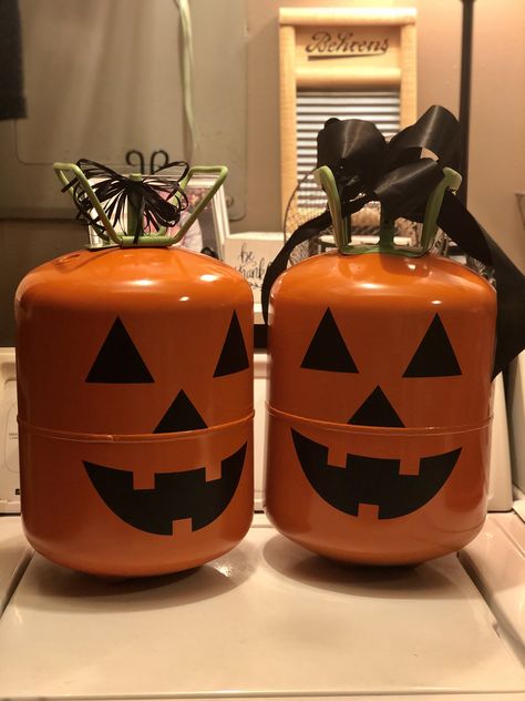 Refrigerant Tanks Upcycled Propane Tank Ideas, Propane Tank Art, Diy Crafts Halloween, Propane Tanks, Halloween Decorations Diy, Trunk Or Treat Ideas, Tall Pumpkin Carving, Helium Tank, Tank Art