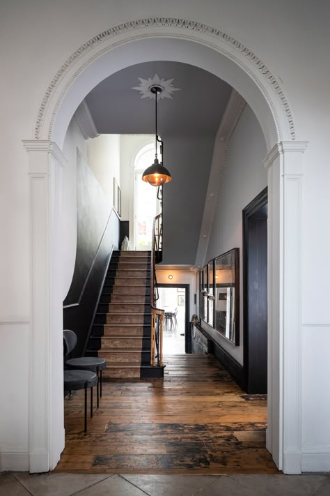 Black And White Townhouse Interior Design, Elegant Townhouse Interior, Modern Brownstone Interiors, Eclectic Brownstone, Townhouse Designs Interior, Victorian Modern House, Town House Interiors, Brownstone Interior Design, Modern Townhouse Interior