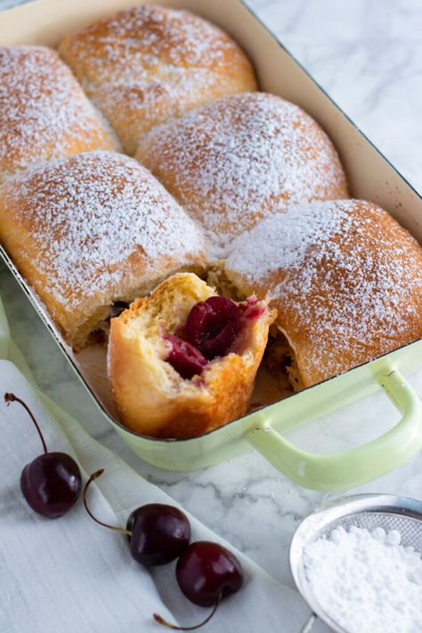 German Pastries Recipes, International Pastries, German Sweets, Austrian Desserts, Soft Rolls, Austrian Food, Traditional German Food, Dinner Party Dishes, German Desserts